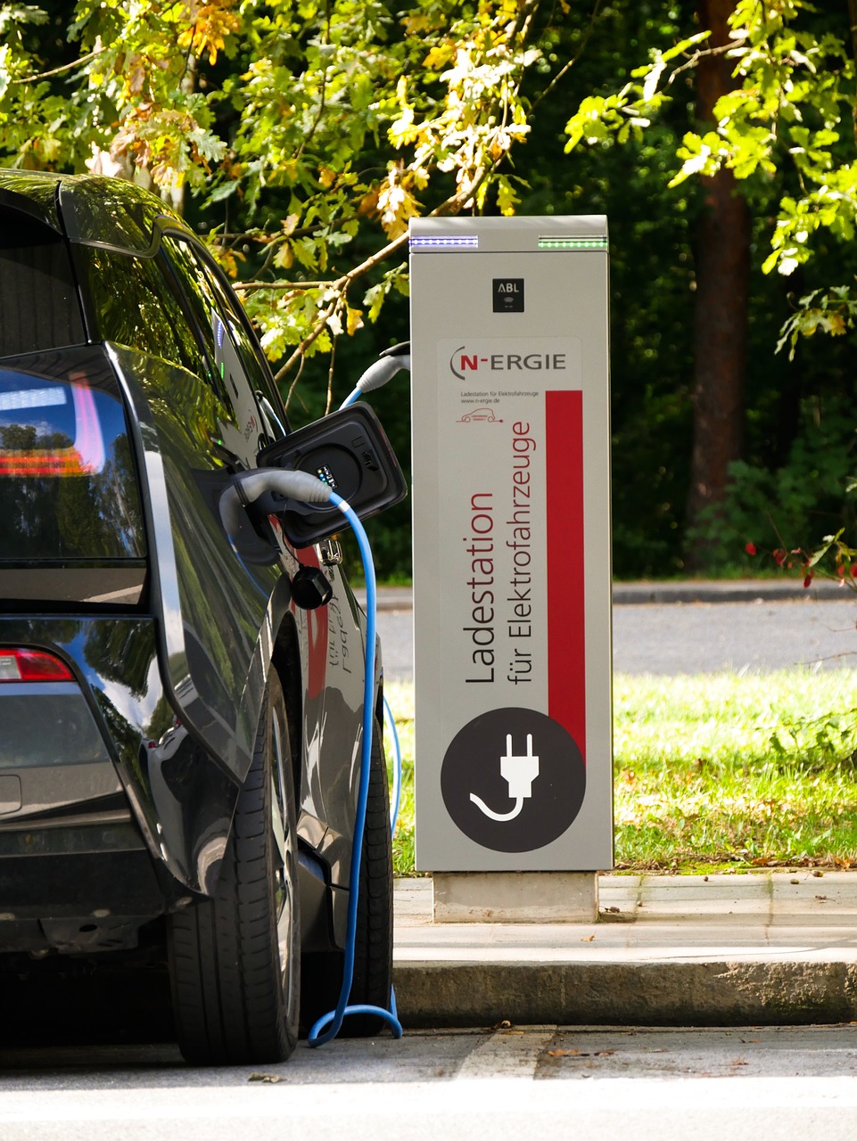 革新與綠色出行,2015最新款電動汽車的完美融合
