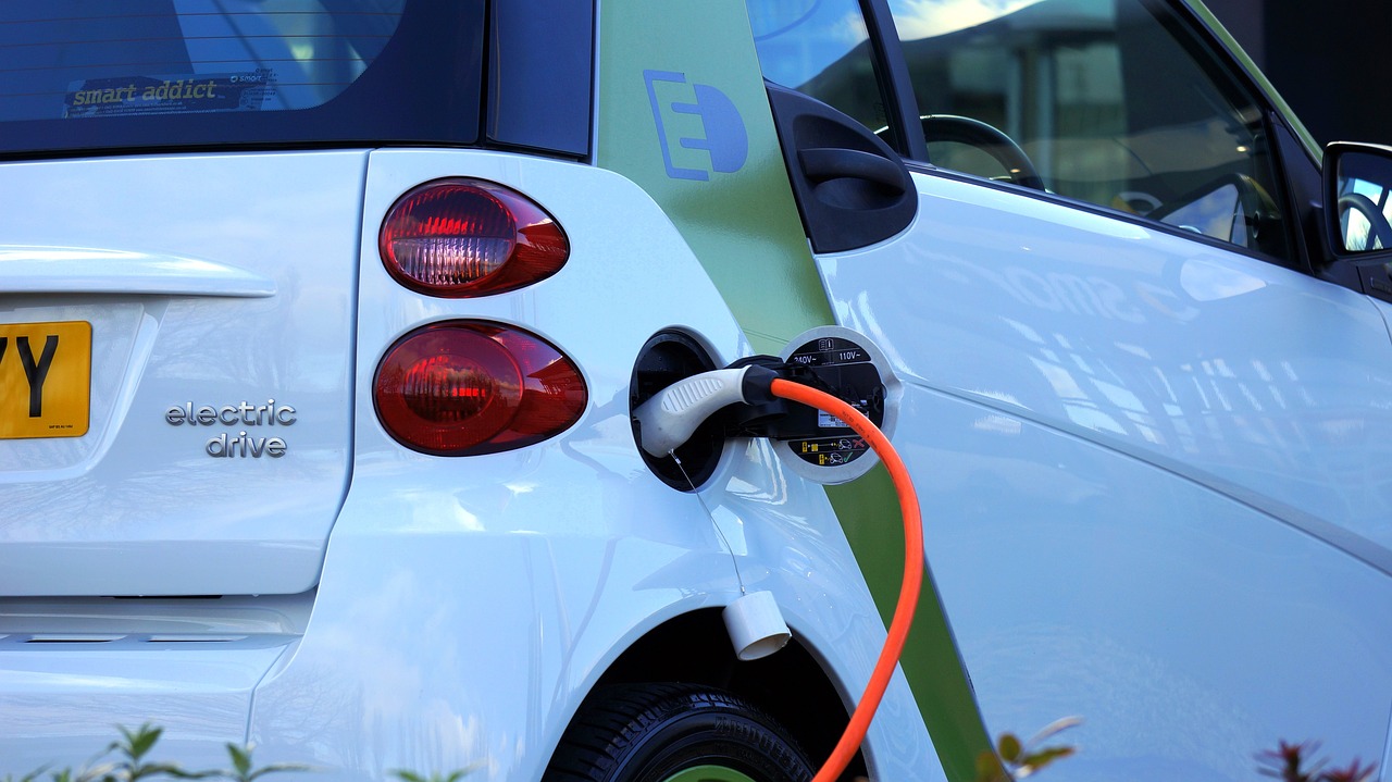 革新與綠色出行,2015最新款電動汽車的完美融合
